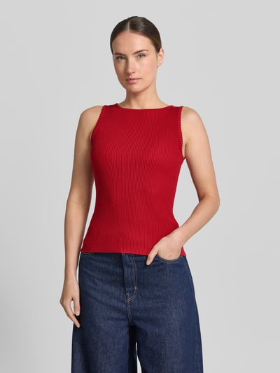Frauenmodel trägt Stricktop aus Viskose-Mix in Ripp-Optik von Zero, Slim-Fit, Rundhalsausschnitt, rote Farbe, Nahaufnahme Oberkörper. Rückenlänge bei Größe 36: 51 cm.