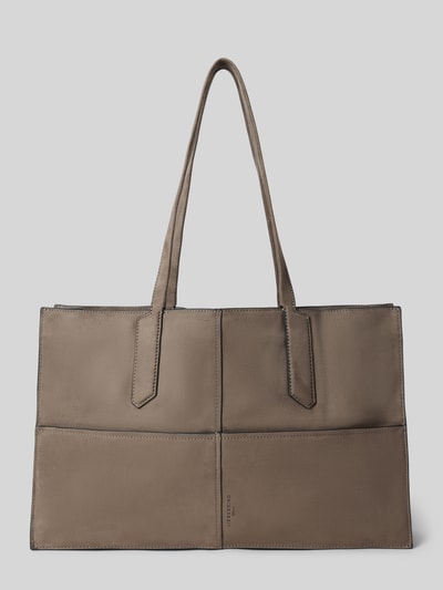 Produktfoto, Shopper met labeldetail model 'AMY' van LIEBESKIND BERLIN in taupe, vierkant van vorm, fijne textuur, hoofvak met drukknoopsluiting, draagbanden, binnenvak met ritssluiting, breedte 44 cm, lengte 28 cm, diepte 11 cm, schouderbandlengte 61 cm.