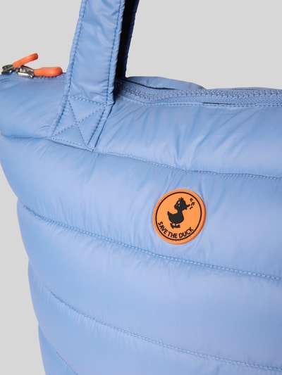 Produktfoto, Shopper mit Label-Detail Modell 'CARON' von SAVE THE DUCK in Hellblau mit Steppnähten und rundem Markenlogo, Detailaufnahme, Hauptfach mit Reißverschluss, Tragehenkel sichtbar