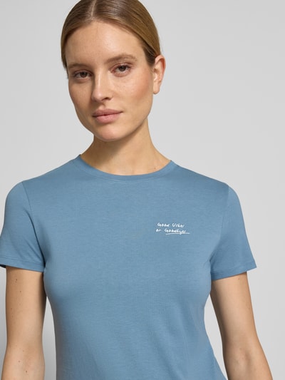 Frauenmodel trägt Regular Fit T-Shirt aus reiner Baumwolle von Tom Tailor Denim in Optik: Unifarben mit Statement-Stitching, Rundhals, Ärmelform: Kurzarm, Materialverarbeitung: Jersey, Ganzkörperansicht von vorne.