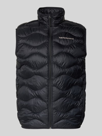 Produktfoto, schwarze Regular Fit Weste aus reinem Alcantara Modell 'Helium' von Peak Performance mit Stepp-Optik, Logo-Stitching, Reißverschluss, gefüttertem Stehkragen, Rückenlänge 67 cm, Schulterbreite 39 cm, Brustweite 47 cm.