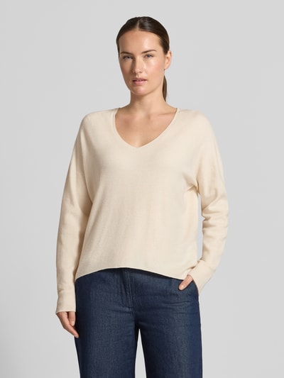 Frauenmodel trägt Strickpullover aus Viskose-Mix Modell 'FREYJA' von Oui in Beige, glatte Textur, lockere Passform, Ganzkörperansicht von vorne.