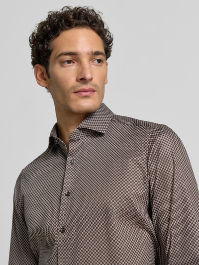 Männermodel trägt Body Fit Businesshemd aus Baumwoll-Mix von OLYMP, dezentes Muster in Braun und Beige, Nahaufnahme Oberkörper, Herren Businesshemd von OLYMP Level 5.