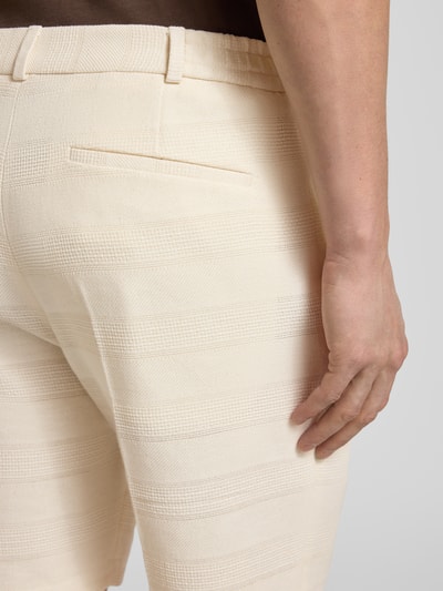 Männermodel trägt Shorts mit Strukturmuster und Eingrifftaschen von Zuitable, Reine Baumwolle, Straight Fit, Modell 'Pino', Detailaufnahme Rückansicht.