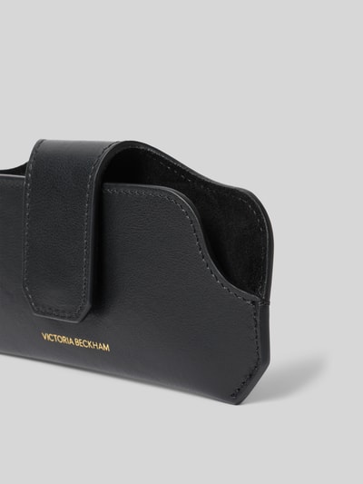 Produktfoto, Sonnenbrillenetui aus Leder von Victoria Beckham in Schwarz mit Überschlag, Label-Detail, Hauptfach, beschichtetes Leder, Tragehenkel