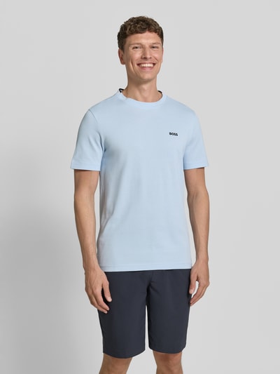 Männermodel trägt Regular Fit T-Shirt aus Baumwoll-Piqué Modell 'TS_PIQUE' von BOSS Green, Optik: Unifarben, Nahaufnahme Oberkörper.