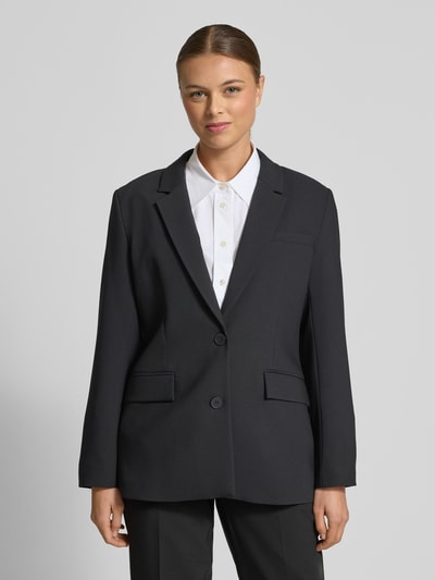 Frauenmodel trägt Blazer mit Pattentaschen Modell 'RITA' von SELECTED FEMME, Unifarbenes-Design, Gerader-Schnitt, Reverskragen, Knopfverschluss, Ganzkörperansicht von vorne.