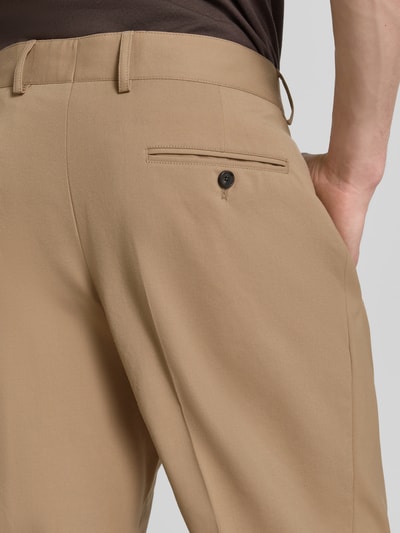 Männermodel trägt Loose Fit Anzughose mit Baumwoll-Anteil Modell 'JAROD2' von Strellson, Optik: Unifarben, Twill, Detailaufnahme Rückansicht.
