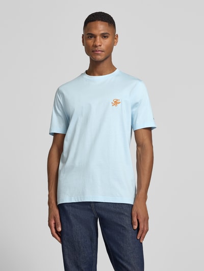 Männermodel trägt Regular Fit T-Shirt aus reiner Baumwolle von Tommy Hilfiger, Optik: Unifarben, Logo-Stitching, Rundhals, Kurzarm, Ganzkörperansicht von vorne.