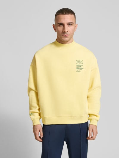 Männermodel trägt Sweatshirt mit Statement-Prints Modell 'Athletic Department' von ANOTHER COTTON LAB, gelb, Baumwoll-Mix, Ganzkörperansicht von vorne.