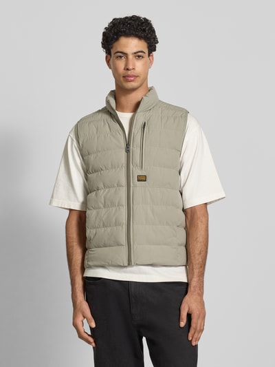 Männermodel trägt Regular Fit Weste in Stepp-Optik Modell 'Foundation' von G-Star Raw, beige, gesteppt, Reißverschluss, Ganzkörperansicht von vorne.