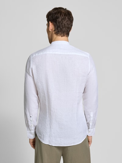 Männermodel trägt Slim Fit Leinenhemd mit Stehkragen Modell 'Mandarin' von SEIDENSTICKER in Weiß, langärmelig, Rückenlänge 75 cm, Schulterbreite 39 cm, Ganzkörperansicht Rückansicht.