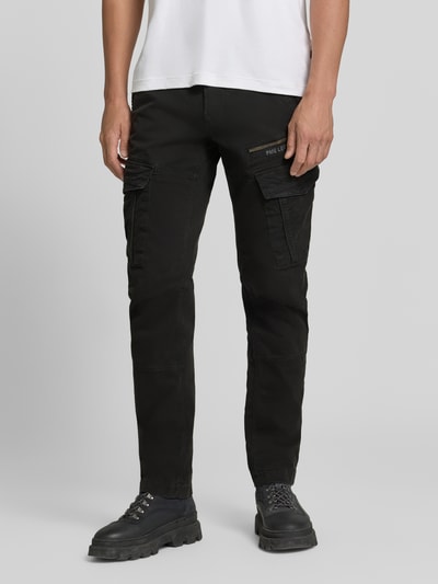 Mannenmodel draagt Slim Fit broek uit katoenmix in cargolook van PME Legend, zwart, met knoop- en ritssluiting, binnenbeenlengte 80 cm, Bandwijdte maat 44 cm, Nahaufnahme onderlichaam.