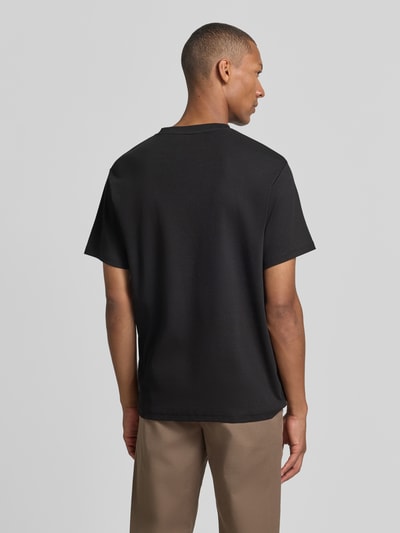 Männermodel trägt schwarzes Regular Fit T-Shirt aus Baumwoll-Mix Modell 'SPENCER' von Selected, Herren T-Shirt, Ganzkörperansicht Rückansicht.