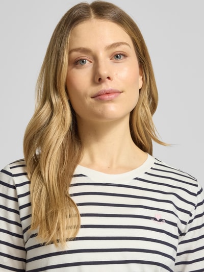 Frauenmodel trägt Regular Fit T-Shirt aus reiner Baumwolle von s.Oliver RED LABEL, unifarben, gestreift, Jersey, Nahaufnahme Oberkörper.