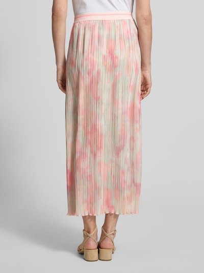 Frauenmodel trägt Ausgestellter Midi-Rock mit Plissees von Marc Cain, Optik:Allover-Muster, Passform: Regular-Fit, Maxi-Länge, Bundabschluss: Elastisch, Saum: Gerade, zarte Rosa- und Beigetöne, fließende Textur, Ganzkörperansicht Rückansicht.