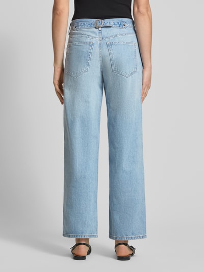 Kobieta-modelka ma na sobie jasnoniebieskie jeansy Wide Leg Jeans im 5-Pocket-Design model 'CINCH' od Topshop z mieszanki bawełny, krój wide fit, zapięcie na guzik i zamek błyskawiczny; szerokość w rozmiarze 26/32: 38 cm, długość wewnętrzna nogawki w rozmiarze 26/32: 78 cm; widok całej sylwetki od tyłu.