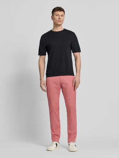 Mannenmodel draagt Regular Fit broek met steekzakken model 'CORDOBA' van bugatti, mix van katoen en elastaan, regular fit, heren, bandwijdte bij maat 32/32: 43 cm, binnenbeenlengte bij maat 32/32: 80 cm, recht model, effen roze, gladde textuur, volledige lichaamsaanzicht van voren.