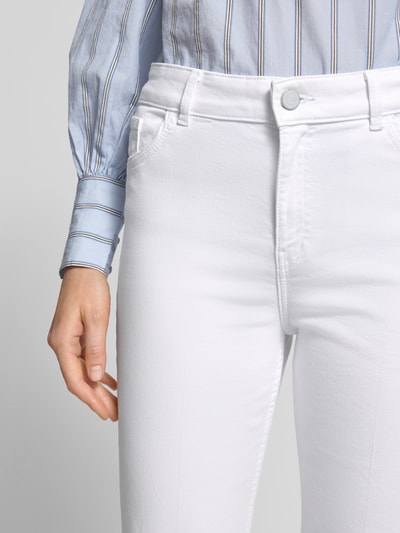 Vrouwenmodel draagt Flared Cut Jeans met steekzakken van Christian Berg Woman, wit, regular fit, katoenmix met stretch, detailopname taille