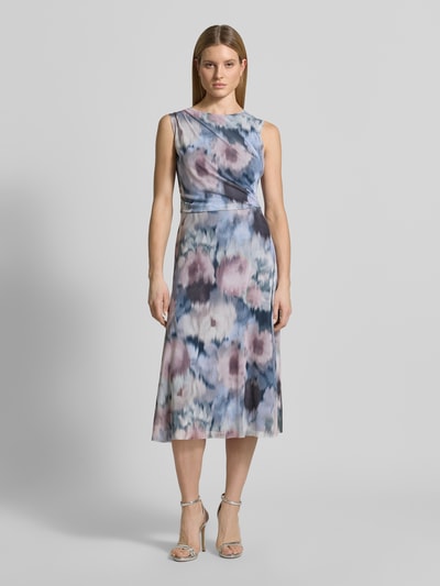 Vrouwenmodel draagt Regular Fit Midikleid mit Raffungen van Swing, elastische mix, midi-lengte, mesh, bloemenprint, voorkant vollichaamsaanzicht.