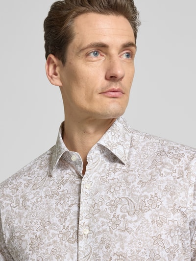 Männermodel trägt Regular Fit Businesshemd aus Baumwoll-Mix Modell H-JOE-K von BOSS mit Paisley-Allover-Muster, Nahaufnahme Oberkörper.