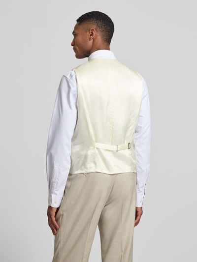 Männermodel trägt Weste aus Viskose-Mix mit V-Ausschnitt von Wilvorst in Creme, Gerader-Schnitt, Leistentaschen, Ganzkörperansicht Rückansicht. Rückenlänge 58 cm, Schulterbreite 36 cm, Brustweite 51 cm bei Größe 50.