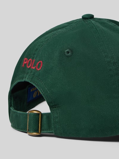 Produktfoto, Basecap aus reiner Baumwolle van Polo Ralph Lauren in effen groen met rood logo, verstelbare gesp, geborduurde luchtgaatjes, webstructuur