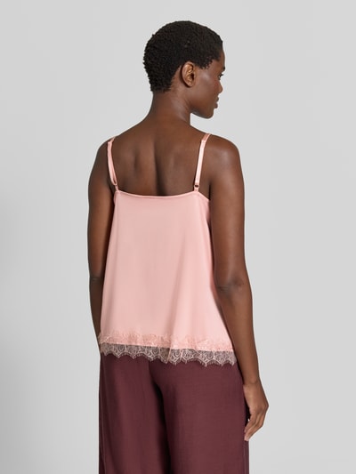 Frauenmodel trägt Top mit Spitzenbesatz Modell 'BICCO' von FREE/QUENT, elastischer Material-Mix, rosa, Rückansicht, Ganzkörperansicht von hinten.