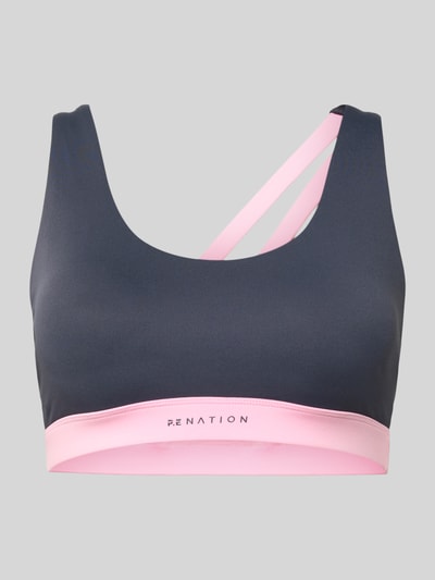 Produktfoto, Sport-BH mit Logo-Print Modell 'ACTIVE' von P.E Nation, ciemnoszary materiał z różowym dołem, elastyczny miks, nadruk logo, okrągły dekolt, wyjmowane wkładki, z tyłu podwójne skrzyżowane ramiączka
