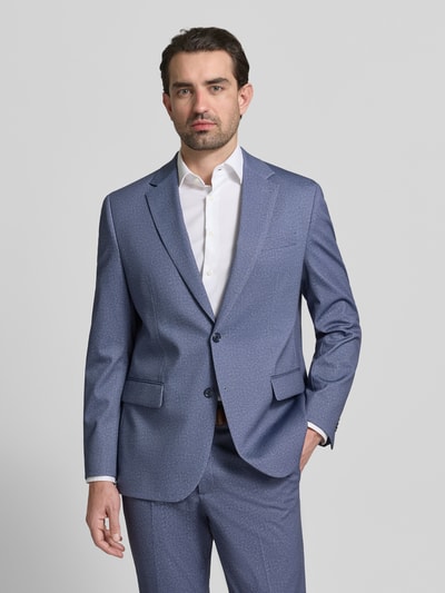 Männermodel trägt 2-Knopf-Sakko mit Reverskragen van Christian Berg Men in blauw, regular fit, viscosemix, geknoopte sluiting, borst- en klepzakken, voorkant volledige lichaamsweergave.