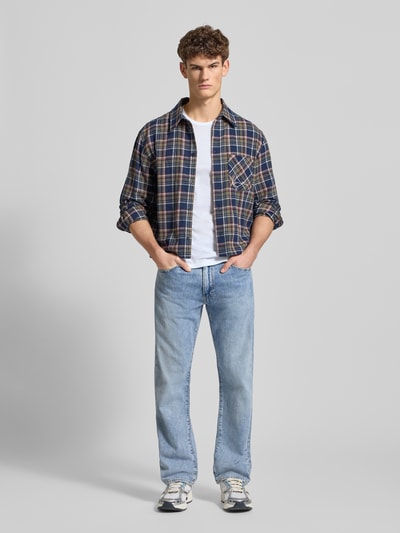 Männermodel trägt T-Shirt mit Label-Print im 2er-Pack von Levi's®, weiß, Regular Fit, reine Baumwolle, Ganzkörperansicht von vorne.