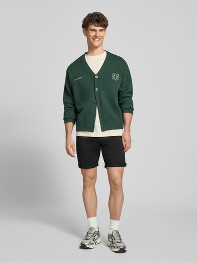 Männermodel trägt Regular Fit Shorts mit Eingrifftaschen Modell 'BOWIE' van Jack & Jones, mix van katoen en elastaan, regular fit, steekzakken, omslag, bandwijdte maat M: 43 cm, binnenbeenlengte maat M: 26 cm, zwart, Ganzkörperansicht von vorne.