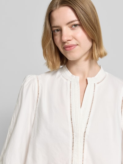 Frauenmodel trägt Relaxed Fit Bluse mit Loch-Stickerei Modell 'Ajour' von Stefanel aus Reine Baumwolle, Nahaufnahme Oberkörper.
