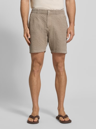 Männermodel trägt Straight Fit Shorts mit Strukturmuster von JAKE*S STUDIO MEN aus Baumwoll-Mix in Beige, Eingrifftaschen, Ganzkörperansicht von vorne.