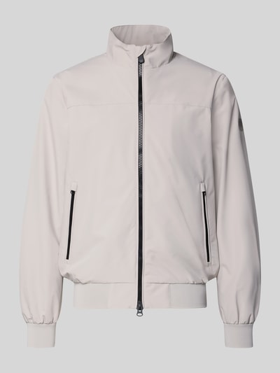 Produktfoto, hellgraue Regular Fit Jacke mit Stehkragen Modell 'Finlay' von SAVE THE DUCK, Zweiwegereißverschluss, elastische Abschlüsse, seitliche Reißverschlusstaschen, glatte Oberfläche, klare Linien.
