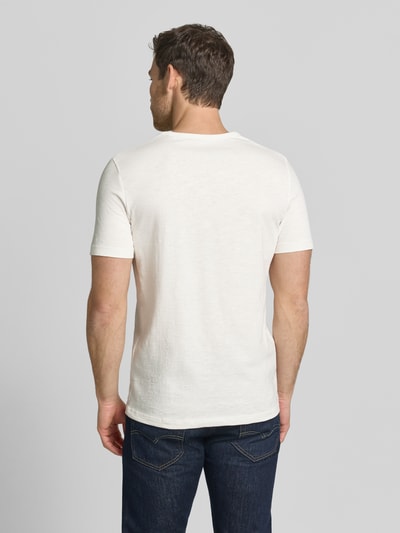 Mężczyznamodel nosi Regular Fit T-Shirt aus reiner Baumwolle von s.Oliver RED LABEL, efekt: jednolity kolor, krój regular fit, nadruk z motywem, rękaw: krótki rękaw, materiał: bawełna, widok całej sylwetki z tyłu.