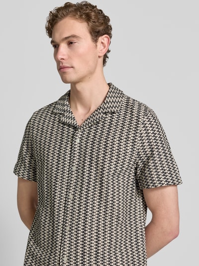 Männermodel trägt Regular Fit Freizeithemd aus Baumwoll-Mix von s.Oliver RED LABEL, Optik:Allover-Muster, Struktur, Nahaufnahme Oberkörper.