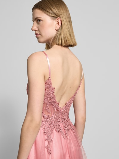 Kobiece model prezentuje długa sukienka Maxikleid mit Spitze und Gehschlitz od Luxuar, tiul, taliowany krój, koronka, sukienka gorsetowa, rozporek, cienkie ramiączka, głęboki dekolt na plecach, długość tyłu w rozmiarze 36: 121 cm, szerokość w rozmiarze 36: 38 cm, widok na plecy, ujęcie w półprofilu od tyłu.