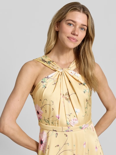 Kobiece model nosi sukienkę wieczorową 'Abendkleid mit rückseitigem V-Ausschnitt' od V.M., satyna, linia a, długa sukienka, marszczenia, dekolt na plecach, zamek błyskawiczny z tyłu, długość tyłu w rozmiarze 36: 133 cm, szerokość w rozmiarze 36: 35 cm, widok z przodu, zbliżenie na górną część ciała.