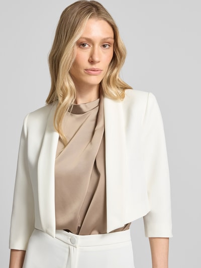 Modelka kobieca nosi Blazer mit 3/4-Arm und offener Front von Rinascimento, lekka tkanina z domieszką stretchu, taliowany krój, kolor ecru, przód otwarty, długość tyłu 39 cm w rozmiarze S, widok na górę ciała z przodu