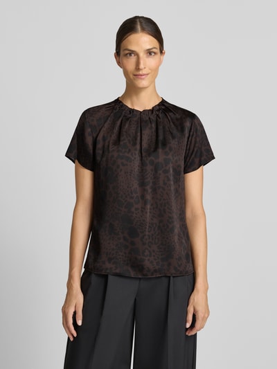 Frauenmodel trägt Regular Fit Kurzarmbluse mit Falten-Detail von s.Oliver BLACK LABEL, dunkles Muster, weiche Textur, Ganzkörperansicht von vorne