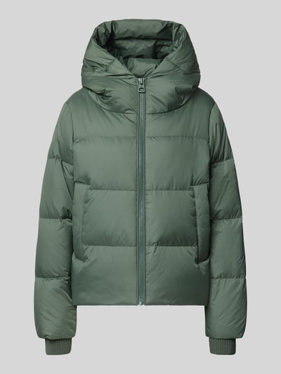 Produktfoto, Regular Fit Daunenjacke mit Label-Patch von Marc O'Polo in gedämpftem Grün, glatte Oberfläche, gesteppte Querstreifen, Damen Daunenjacke von Marc O'Polo