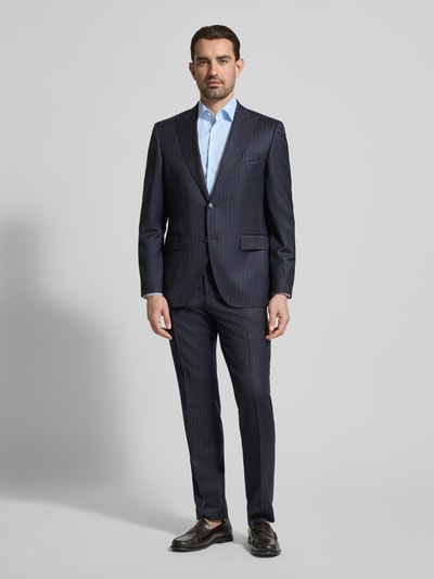 Männermodel trägt Super Slim Fit Business-Hemd mit Kentkragen und Strukturmuster von OLYMP, hellblau, Baumwoll-Elasthan-Mix, Ganzkörperansicht von vorne. Rückenlänge bei Größe 40: 80 cm, Schulterbreite: 44 cm, Ärmellänge: 66 cm.