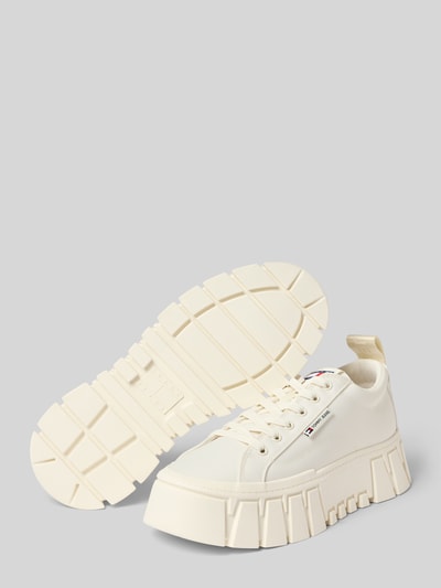 Produktfoto, cremeweißer Low Top Sneaker aus echtem Rindsleder Modell 'FLATFORM CHUNKY SNEAK' von Tommy Jeans, strukturierte Sohle, unifarbene Optik, runde Kappe, Label-Prägung sichtbar, Schnürverschluss, Glattledertextur