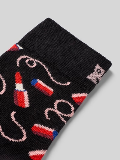 Produktfoto, Socken mit Label-Detail von Happy Socks, schwarzer Hintergrund, bunte Lippenstift-Motive, gerippter Baumwoll-Mix, elastisches Bündchen