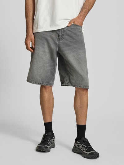 Männermodel trägt Jeansshorts im Used-Look mit Eingrifftaschen von REVIEW in Grau, Relaxed Fit, reine Baumwolle, Ganzkörperansicht von vorne.