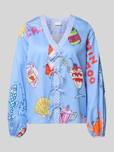Produktfoto, Bluse mit Schnürung und V-Ausschnitt von Milano Italy aus reiner Baumwolle, luźny krój, niebieski z nadrukiem, dekolt V, balonowe rękawy, długość tyłu w rozmiarze 36: 57 cm, długość rękawa w rozmiarze 36: 62 cm