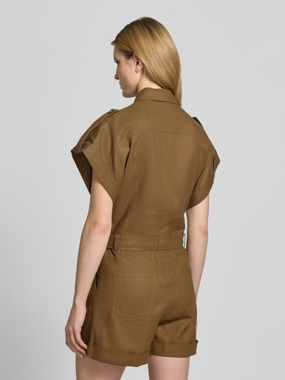 Frauenmodel trägt Jumpsuit aus Leinen-Baumwoll-Mix mit Gürtel von Style Icon Collection in Braun, strukturierte Oberfläche, Ganzkörperansicht Rückansicht, Regular-Fit, Hemdblusenkragen, Knopfleiste, Rückenlänge bei Größe 36: 47 cm, Brustweite: 45 cm, Ärmellänge: 14 cm, Gesamtlänge: 88 cm, Innenbeinlänge: 10 cm.