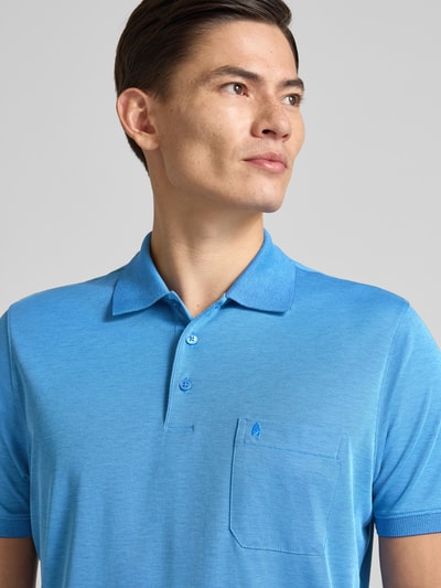 Männermodel draagt Regular Fit Poloshirt mit Brusttasche van RAGMAN in lichtblauw, puur katoen, polokraag, borstzak, logostitching, Nahaufnahme Oberkörper. Ruglengte maat M: 62 cm.
