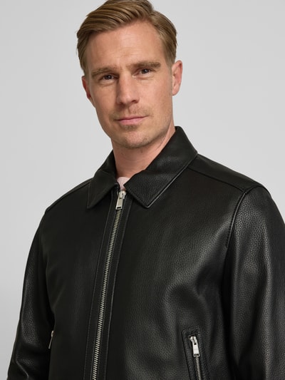 Männermodel trägt Regular Fit Lederjacke aus echtem Lammleder Modell 'MAPSON4' von BOSS, unifarben, Nahaufnahme Oberkörper.